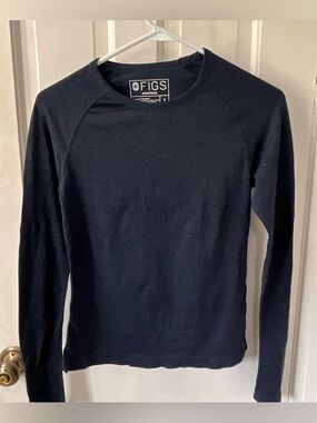 FIGS Salta  Seamless  Long Sleeve Underscrub  Top in Navy. Women’s Size Small